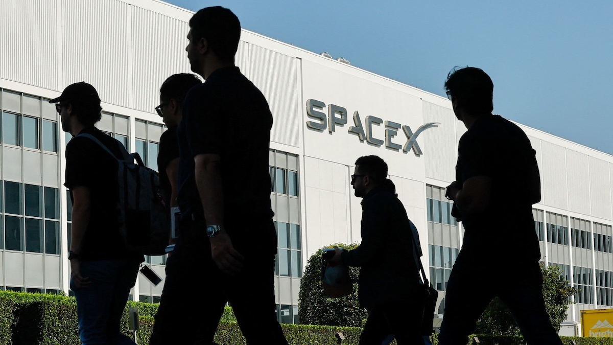 SpaceX планирует купить частоты на аукционе и начать конкурировать с мобильными операторами - 1